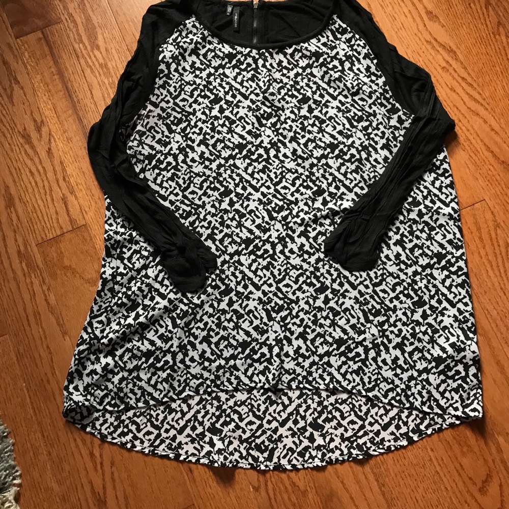 Maurices abstract top with zipper back